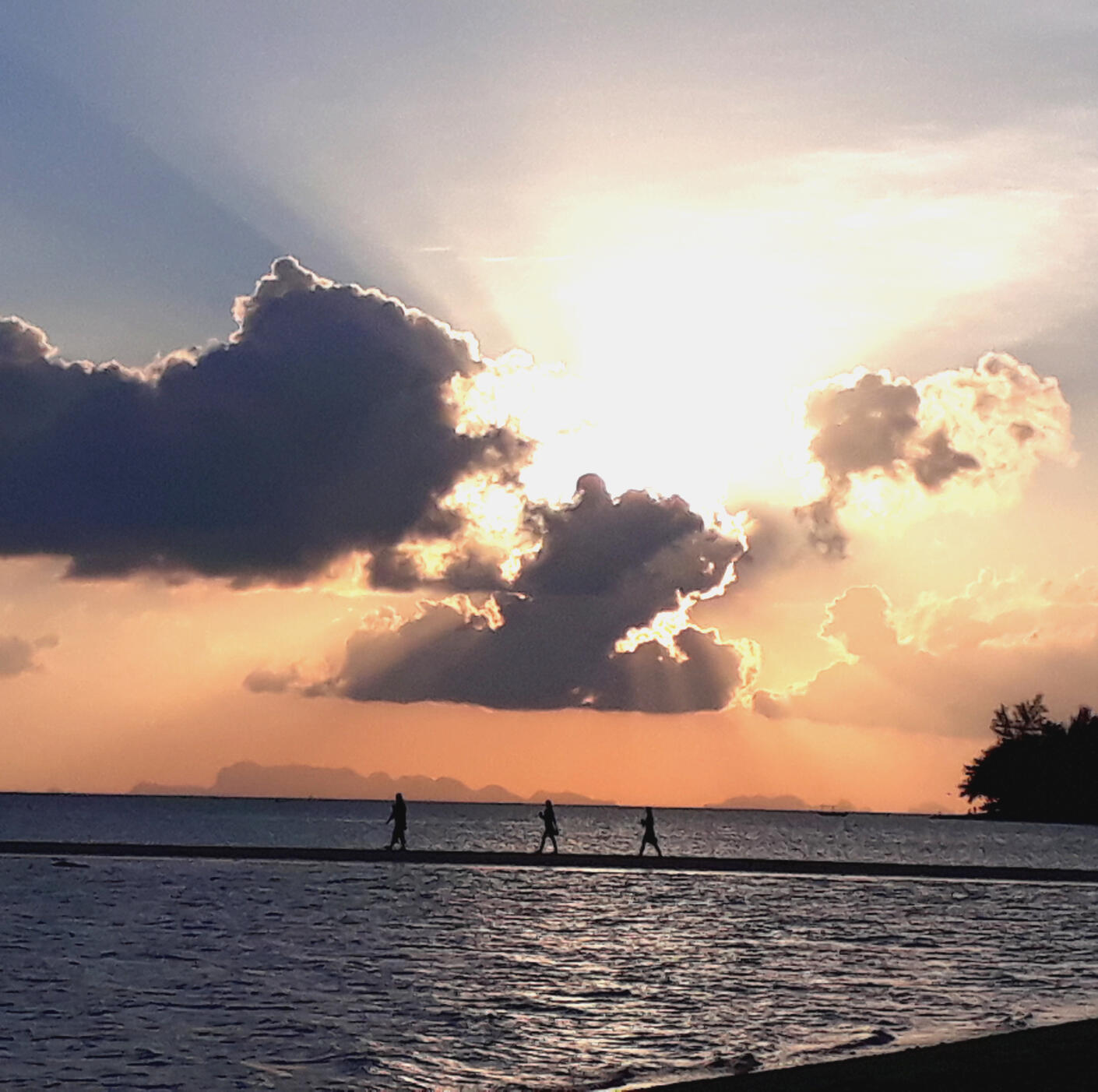 Connection and clarity – Akashic Records Sunset over the sea with clouds and sun rays, symbolizing spiritual connection and expanded awareness in Akashic Records – Espacio Medrar